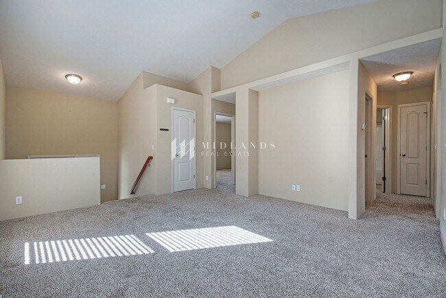 Building Photo - Elkhorn 3 Bedroom Townhome!