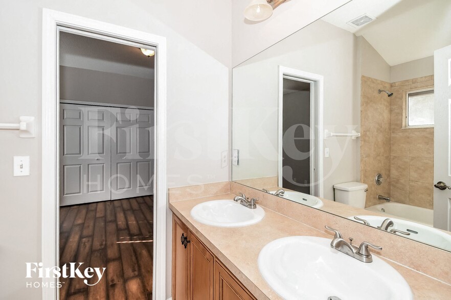 Building Photo - 652 Reflection Cove Rd