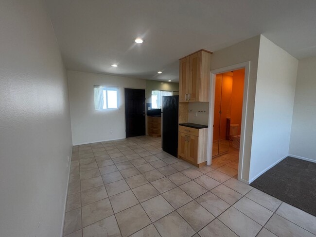 Building Photo - Charming upstairs 2/2 Condo in Clairemont