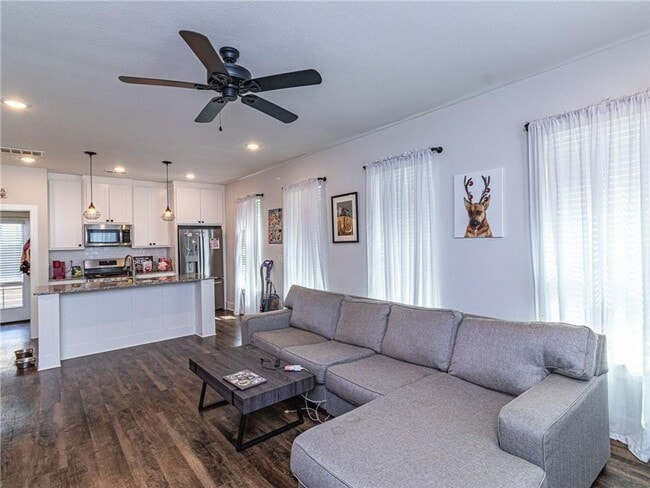 Building Photo - 2 bedroom 1. 5bath upscale modern living n...