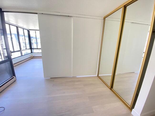 Building Photo - Advent - Low Deposit, Parking & Internet I...