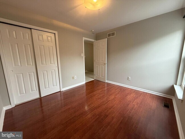 Building Photo - 155 Weybridge Dr