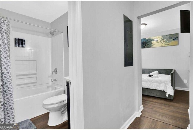 Building Photo - 3162 Oakdale Rd