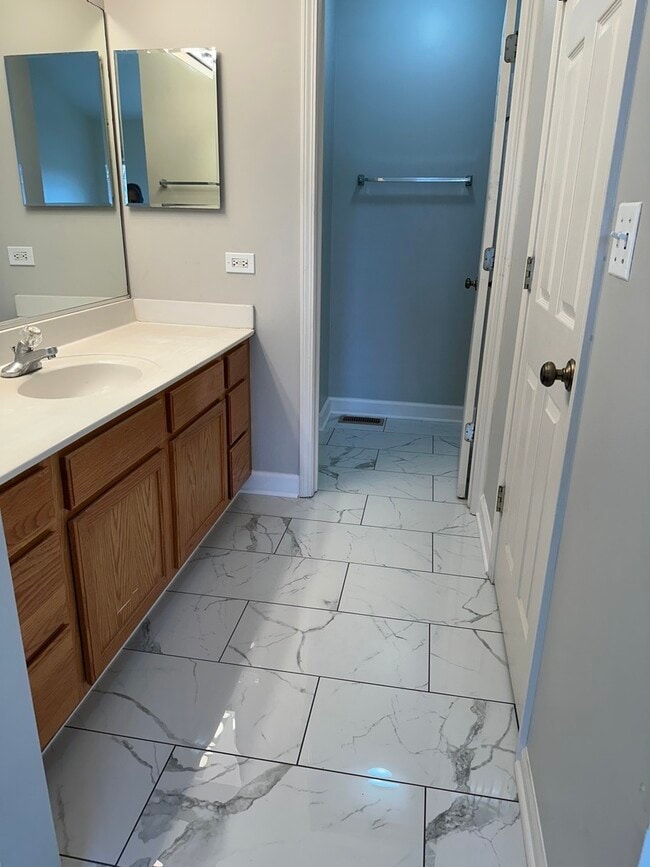 Building Photo - 2819 White Thorn Cir