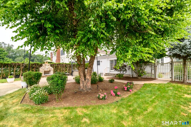 Building Photo - 18 Elm Tree Pl
