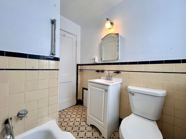 Building Photo - Isabella 5-9