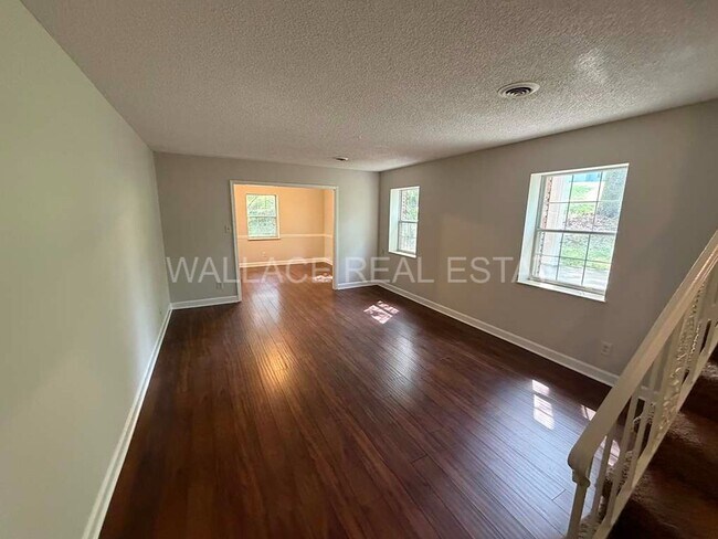 Building Photo - FARRAGUT LIVING OFFERING 4 BEDROOMS AND 3.5 BATHS WITH NICE SUN PORCH