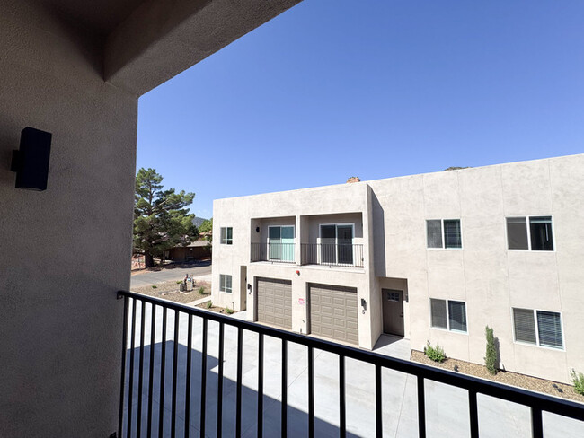 Building Photo - 3Bed/2.5Bath Furnished Townhouse in Sedona...