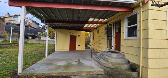 Building Photo - Two-Story Manette Home