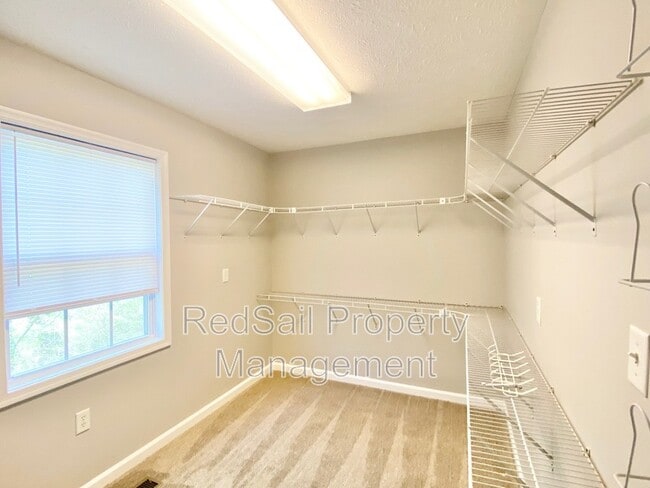 Building Photo - 102 Thunderbird Ln