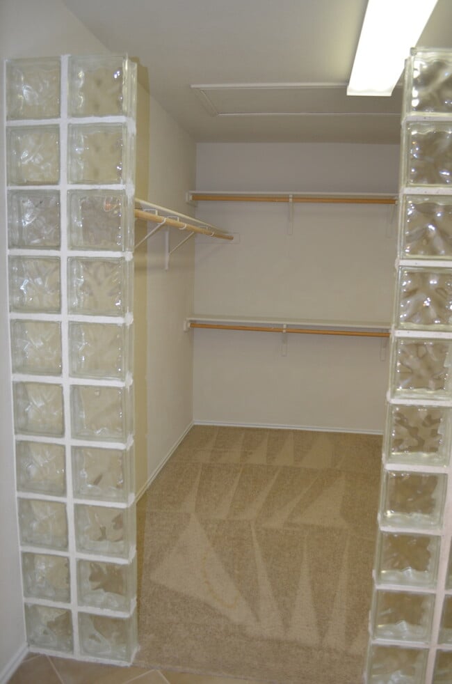 Building Photo - HUGE 5 BEDROOM HOME IN SAVANNAH HEIGHTS!