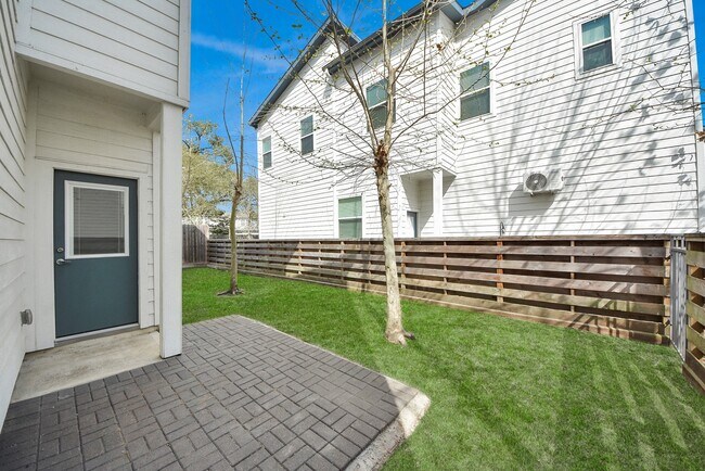 Building Photo - 506 W Donovan St