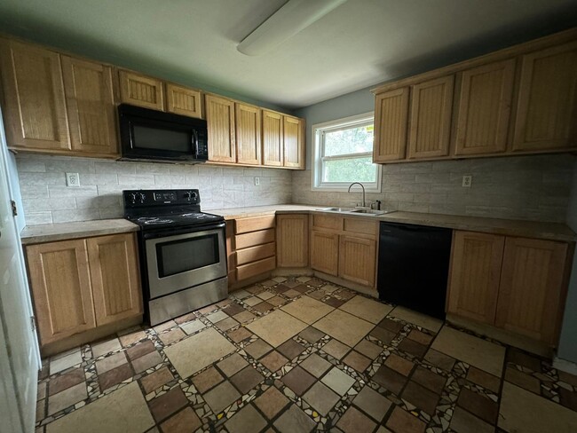 Building Photo - Remodeled 3 bedroom 2 bathroom house! - MO...