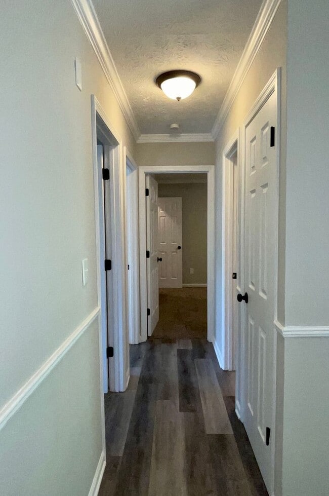 Building Photo - Updated 3 Bed/1.5 Bath Ranch In Serene Nei...