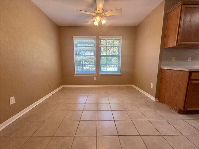 Building Photo - 3815 Maple Dr
