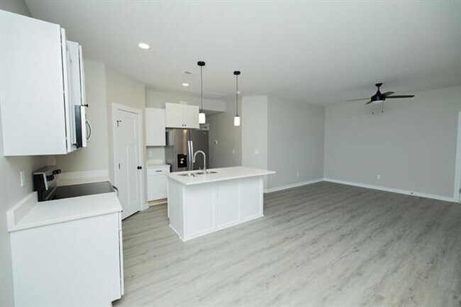 Building Photo - 5048-5050 S. Sycamore Ct.