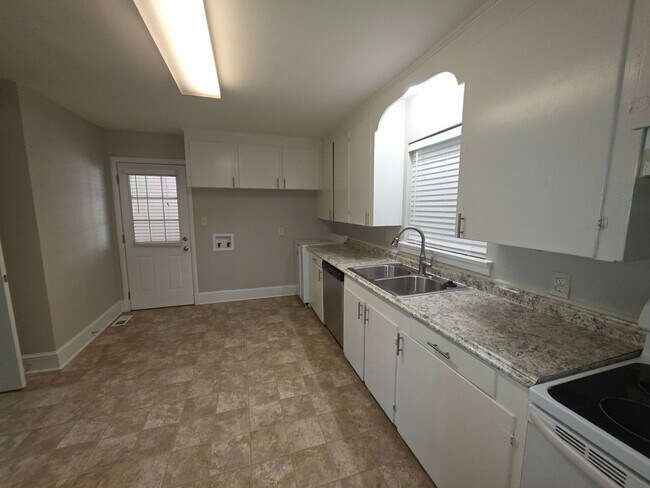 Building Photo - 4134 Sheridan Dr