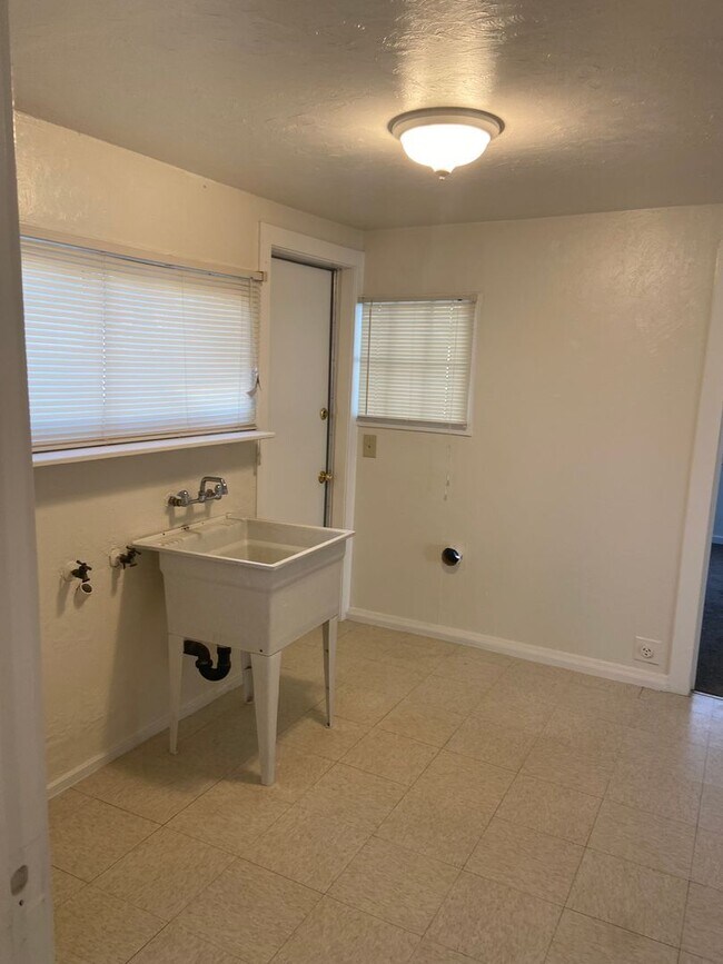 Building Photo - Cute house!