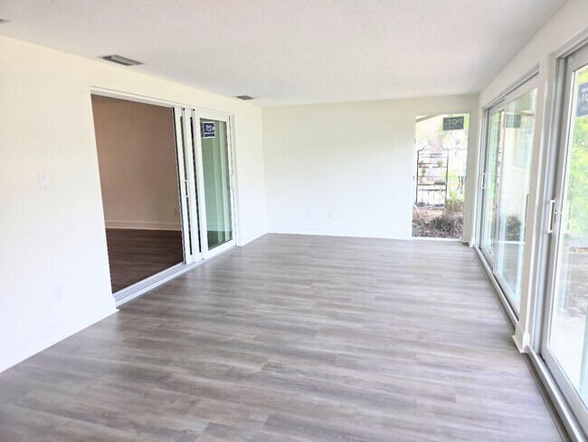 Building Photo - 2 bedroom, 2 bath condo in "The Islands"