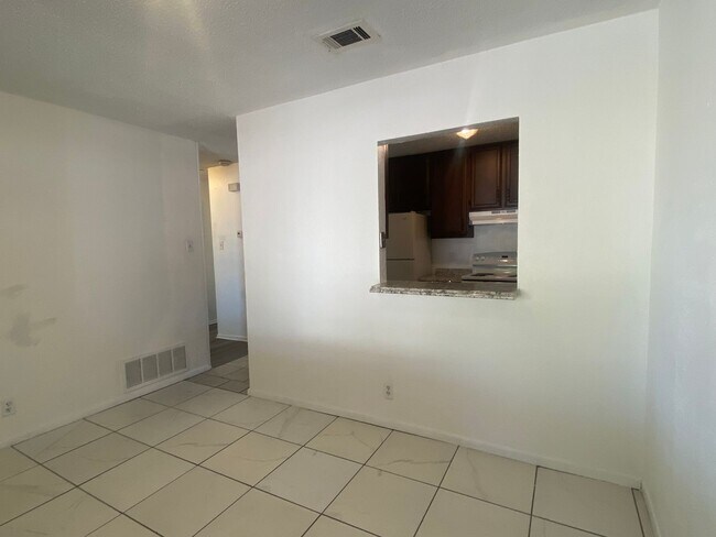 Building Photo - 2 BEDROOM DUPLEX, LAWN CARE AND WATER INCL...