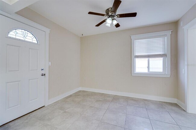 Building Photo - 553 72nd Ave