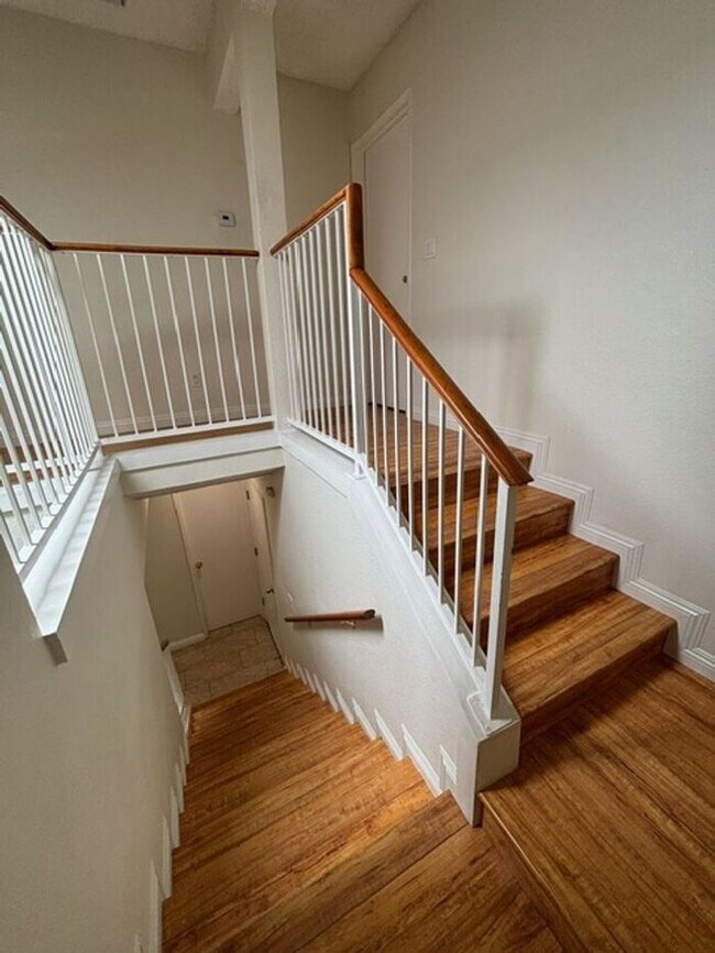 Building Photo - Beautiful Dual Master Townhome Palmdale
