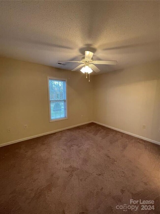 Building Photo - Spacious 2BR 2BA Townhome In Prime Location!