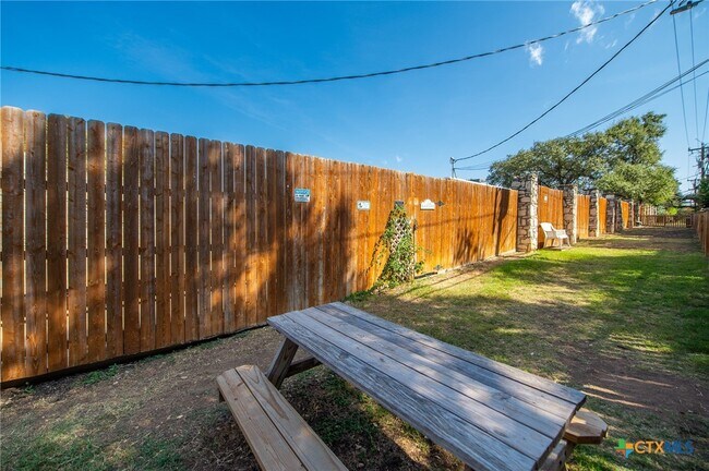 Building Photo - 619 Strings Dr