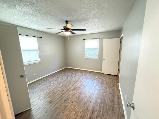 Building Photo - 116A Montrose Dr
