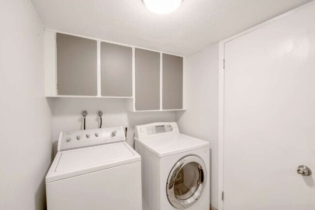 Building Photo - Convenient Sandy Townhome with 3 BD & 2 BA