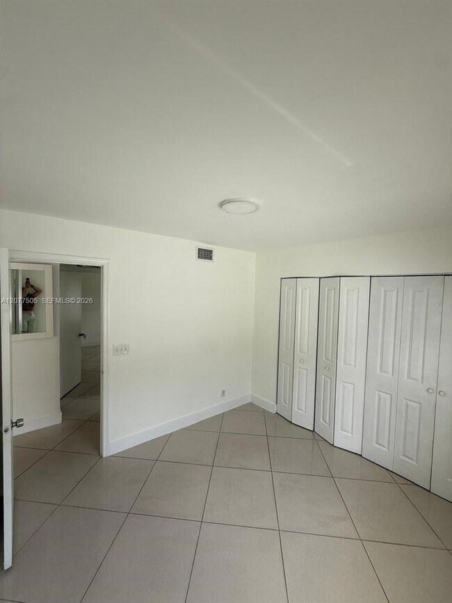 Building Photo - 10230 Twin Lakes Dr