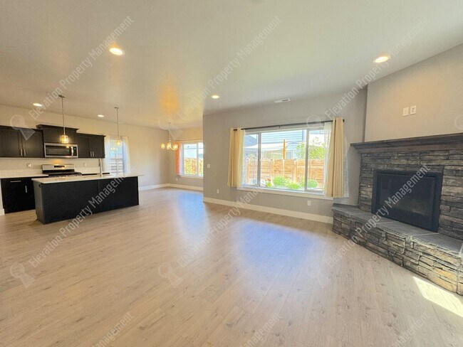 Building Photo - 4BR - 2.5 BA SE Bend home in great neighborhood with park and pool!