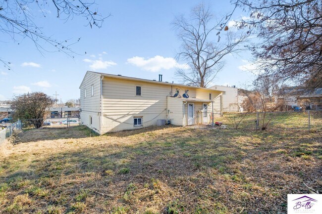 Building Photo - 3012/3014 Menke Cir
