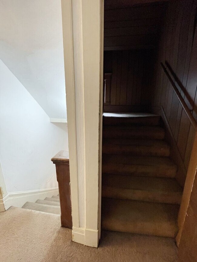 Building Photo - 7 Bedroom Close to Ross, Yost, and UM campus!