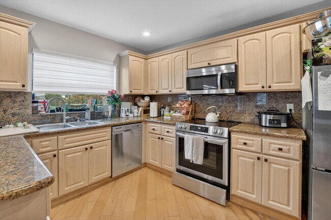 Building Photo - 10065 Camelback Ln