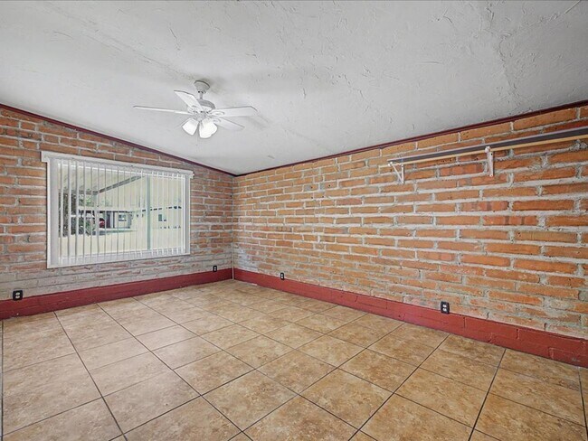 Building Photo - Charming 3-Bedroom Home with Spacious Yard & Versatile Storage!