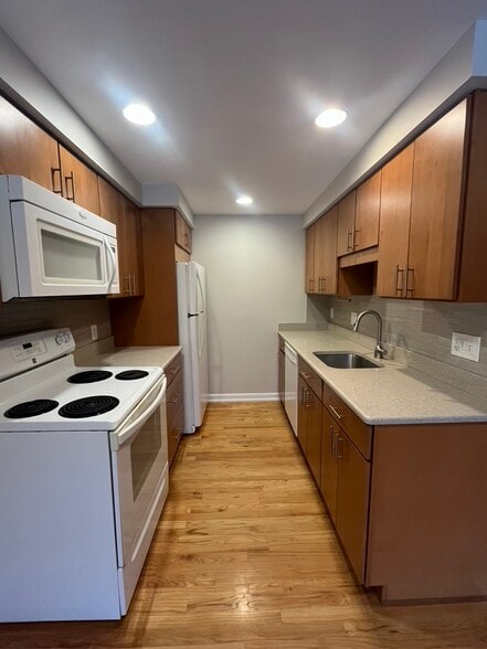 Kitchen - 207 Watertree Dr