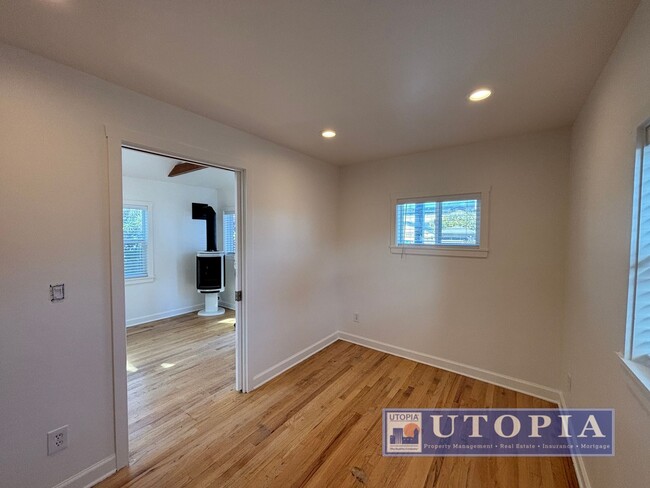 Building Photo - Charming, Sun-Filled 2BD/1BA Home on Quiet...