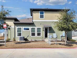 Building Photo - 1015 Vista View Dr