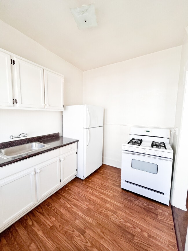 Kitchen - The Richmond Apartments - Spacious and Ful...