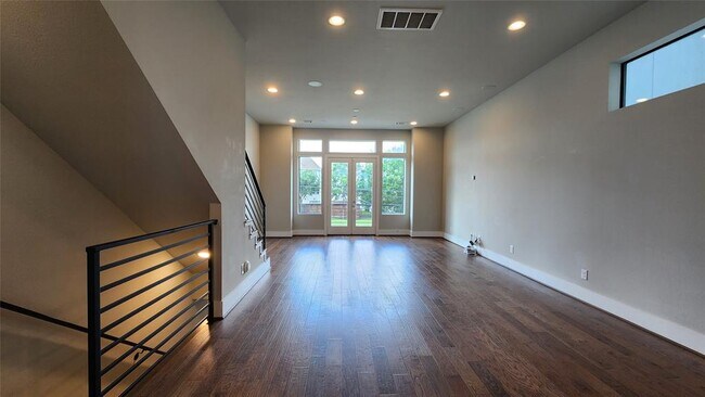 Building Photo - 5713 Larkin St