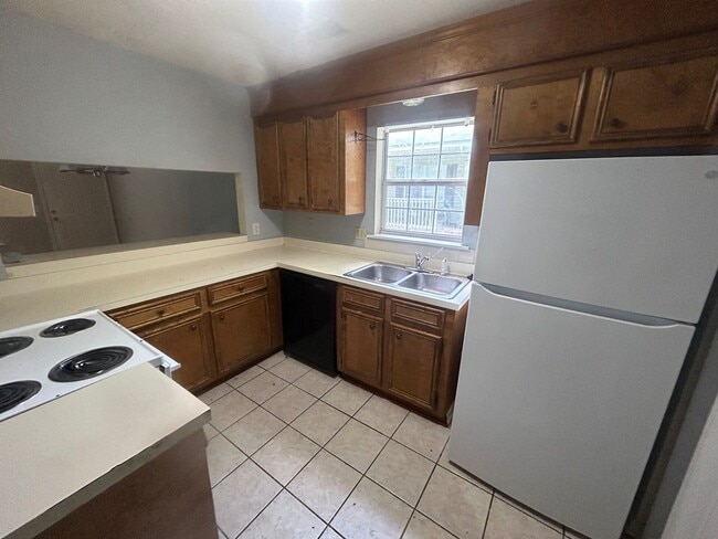Building Photo - Charming 2-bedroom, 1.5-bath townhouse located in the desirable Irmo area near the Lake Murray Dam!