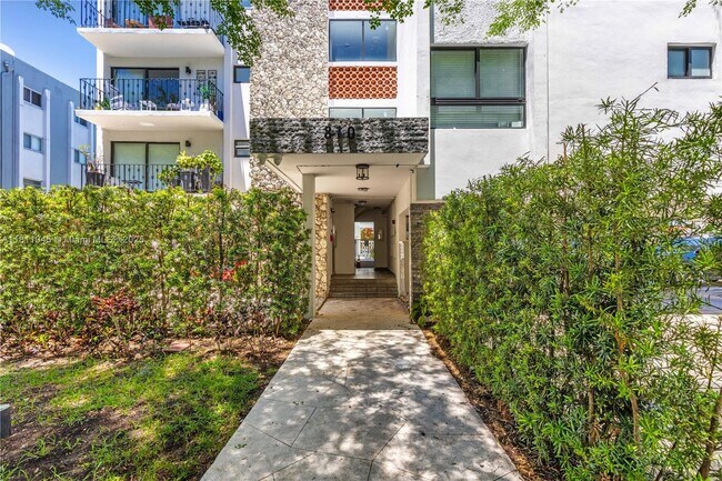 Building Photo - 810 Salzedo St