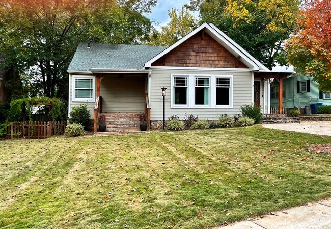 Building Photo - Updated 3 BR/ 2 BA home on Roseland Drive ...