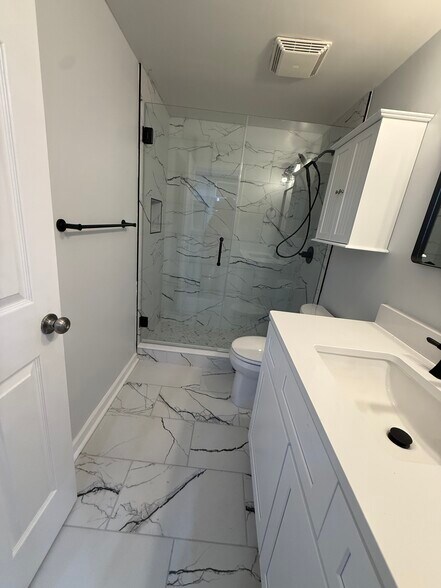 Building Photo - 405 W 7th St