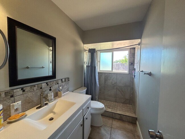 Building Photo - RURAL CHARM ON TOP OF THE HILLS IN VISTA