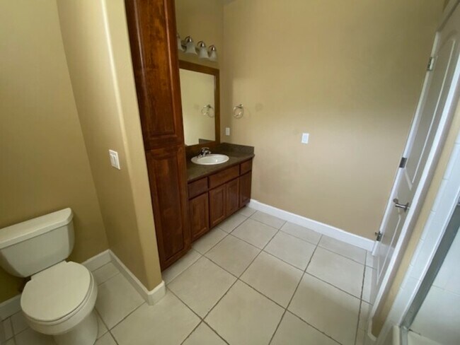 Building Photo - 528 W Nevada St