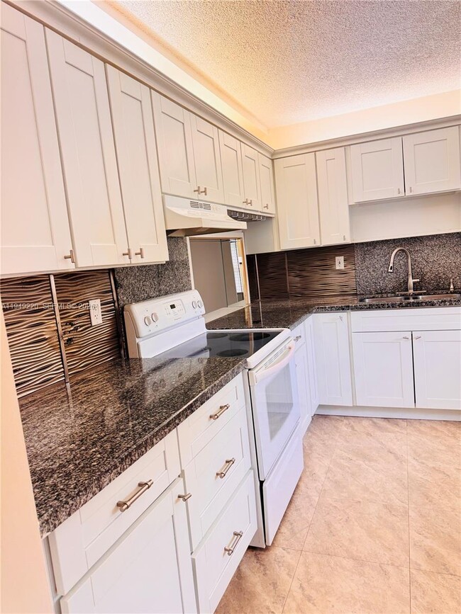 Building Photo - 4950 E Sabal Palm Blvd