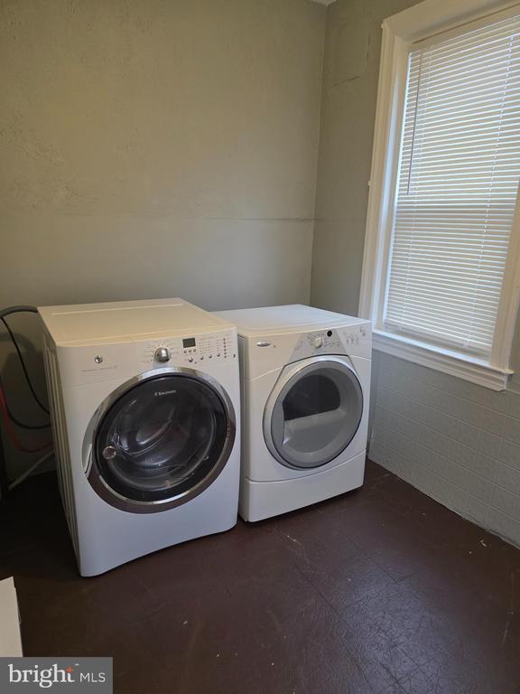 Building Photo - 1003 Maple St