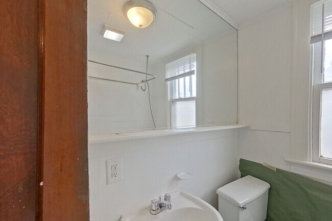 Building Photo - 461-463 Reinhard Ave